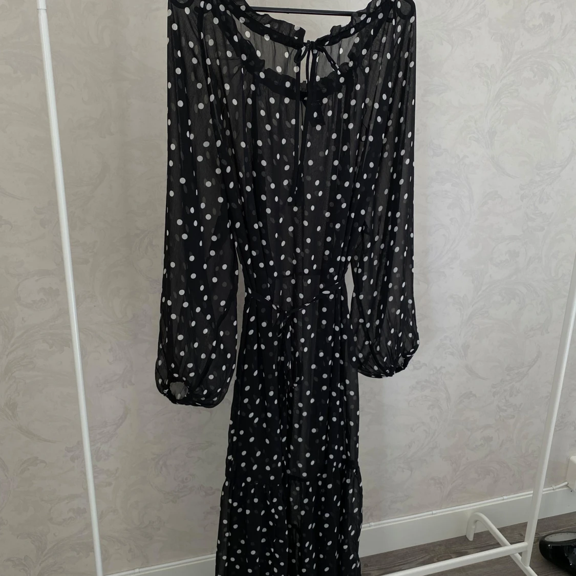 Svart prickig långklänning från Lindex - 2