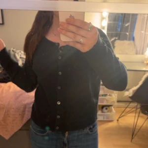 Svart/mörkgrön-blå kofta med knappar - Super fin kofta man kan bära på olika sätt , passar alla tillfällen , aldrig använd 