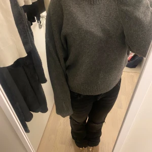 Grå mjuk stickad tröja  - Helt ny tröja från Zara prislappen är kvar den är jätte mjuk och gosig. Men jag använder inte den och den går inte och lämna tillbaka🥹