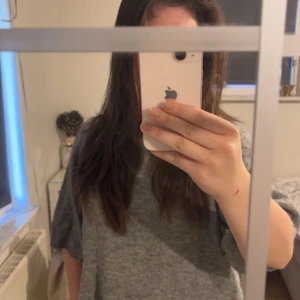 Grå tre kvartsärmad  T-shirt  - Super snygg stickad tre kvartsärmad t- shirt 