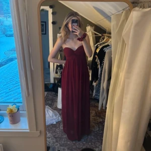 Balklänning  - Oanvänd vinröd klänning från Nelly!!