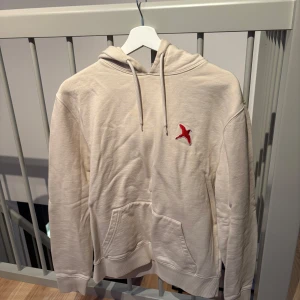 Beige arigato hoodie - Beige arigato hoodie, storlek M och i bra skick 