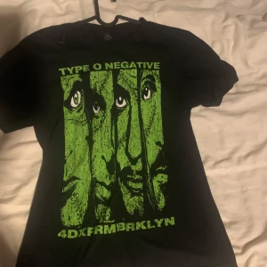 Type o Negativa band tröja - Type o negativ tröja jag fick på min födelsedag köpt från EMP! Inte använd mycket så den är i bra skick! Är s/m storlek är inte tillräckligt säker till att sätta pricken på en 