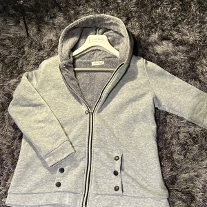 Hoodie Päls - Tja, säljer denna sjukt snygga och mysiga hoodie. De är en mjuk päls på hela insidan. Skicket är 8,5/10 alltså väldigt bra. Storleken är S med en relaxed fit. Ifall du har några fler frågor eller bilder är det bara skriva(: