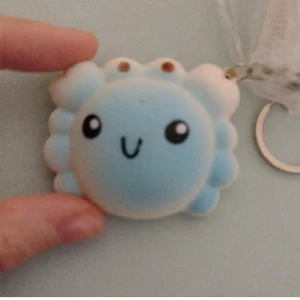 Söt blå krabbnyckelring - Nyckelring med en mjuk blå krabb squishy. Perfekt som accessoar till väskan eller nycklarna. Liten och smidig att ta med sig överallt. Kontakta vid frågor! 🙂