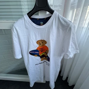 Vit t-shirt med broderad Polo Bear från Ralph Lauren - Storlek M. Lite lång passar perfekt 180cm över. 