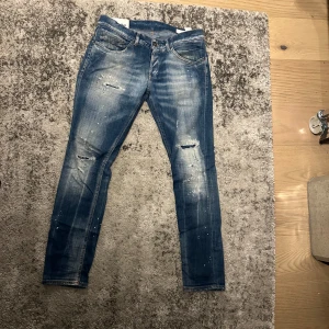 Dondup jeans - Säljer ett par feta Dondup jeans, modell George. Jenasen är från de nyare kollektionerna och är i väldigt bra skick. Ser nästan nya ut! 
