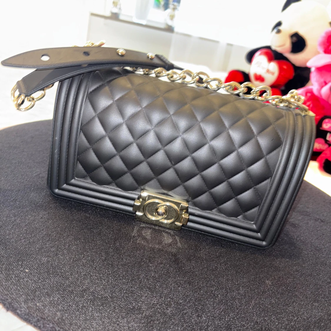 Svart quiltad axelväska. - 2