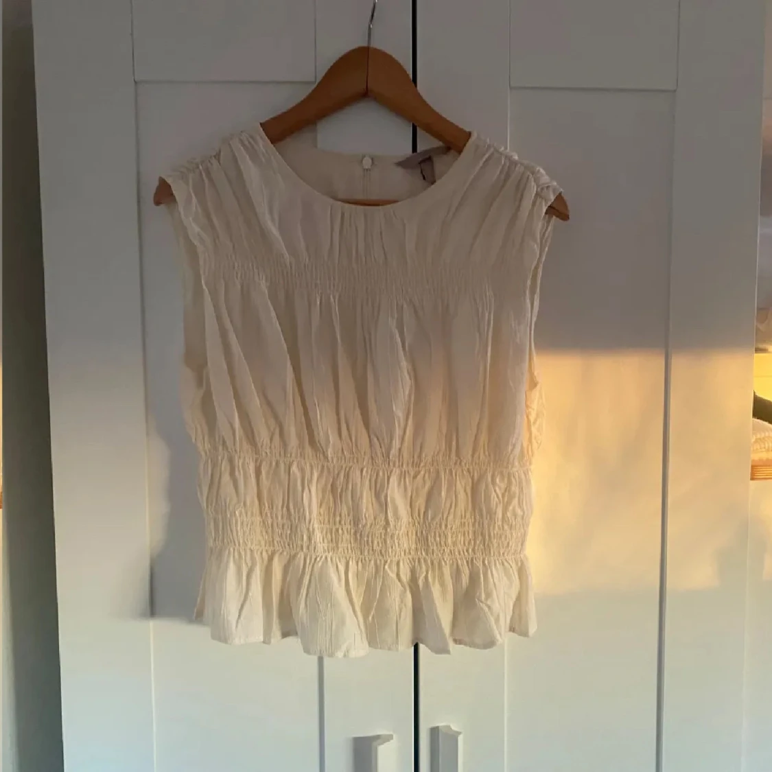 Vit blus med volangkant - 1