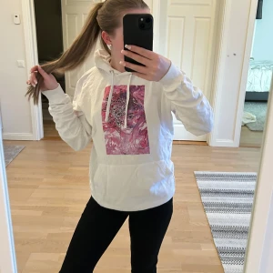 The cool elephant hoodie - Säljer denna vita the cool elephant hoodie med rosa tryck!🩷 Den är i storlek S och är i mycket fint skick☺️