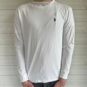 Vit långärmad tröja från Ralph Lauren - Vit Ralph Lauren tröja| Skick: 9/10 Storlek:S Hör av er vid minsta fundering! 