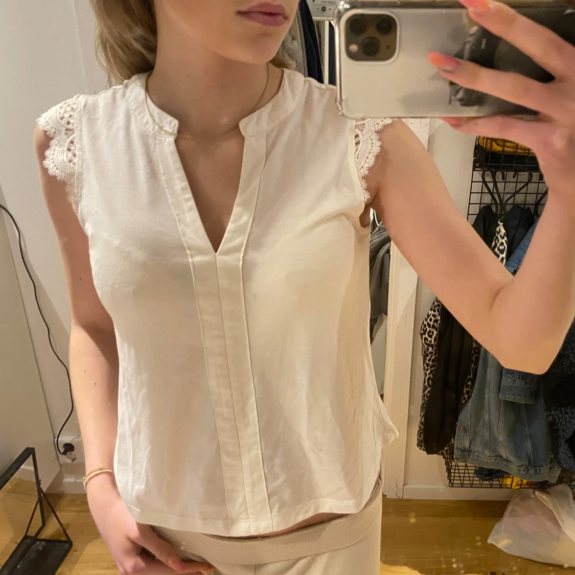 Vit ärmlös blus med spetsdetaljer - 1