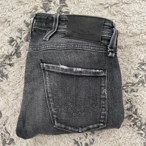 Replay Anbass jeans - Säljer dessa Replay jeans i modellen Anbass! | Skick 9/10 | Nypris +1800kr, säljer endast för 799kr | Hör av dig vid frågor!