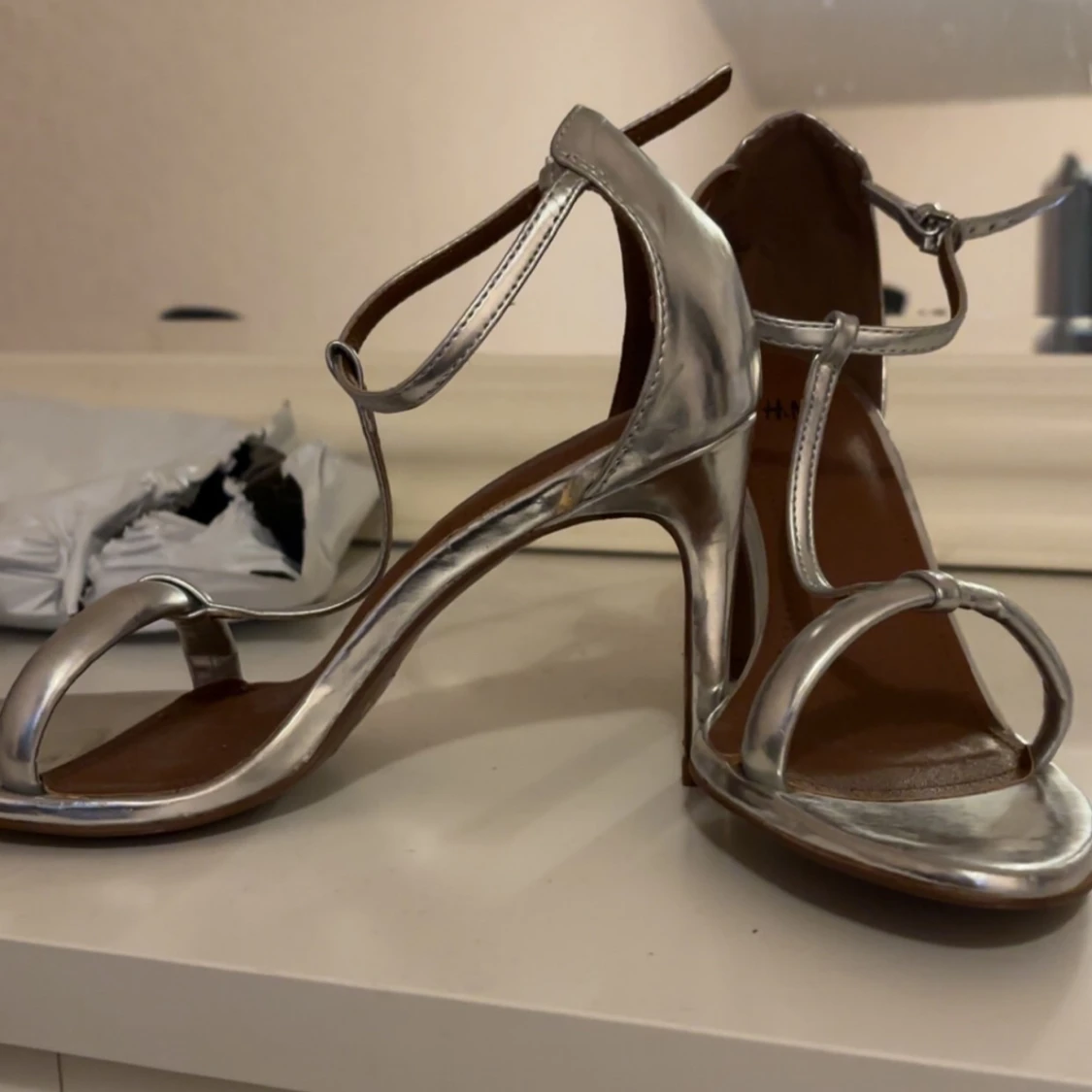 Silverfärgade sandaler med klack från H&M