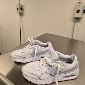 Nike air max - Nike air max, väl använda men är i gott skick, i storlek EU 36. För mer frågor skriv till mig privat 