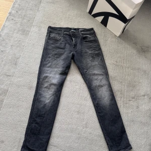Replay anbass slim fit - Säljer dessa feta replay med sköna slitningar på både fram och baksida! Jeansen är i nytt skick och storlek 32/32. Skriv för fler eventuella frågor eller funderingar!👤 Pris är ej hugget i sten !!🪨 