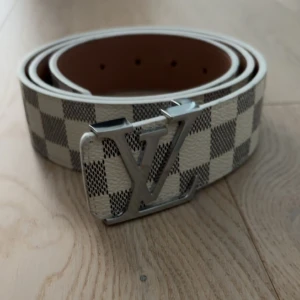 Rutigt bälte - Tja, säker mitt vit gråa rutiga bälte skriv vid funderingar priset går att sänka vid snabb affär👍