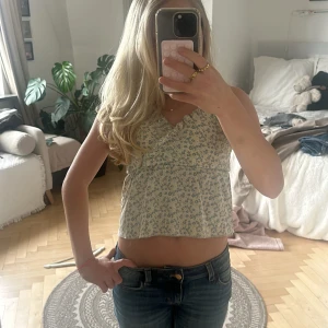 Sommar topp  - Super söt sommar topp! Luras ej av storleken då jag själv brukar ha XS och S❤️
