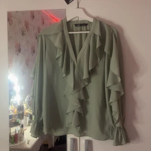 Zara blus - Jättefin volangblus från Zara, använd 1 gång så i toppen skick!💗