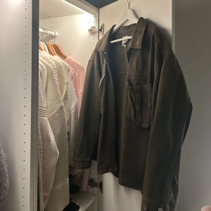 Grön jeansjacka - Säljer en militärgrön jeansjacka från Zara i storlek M. Perfekt nu till våren och ha något under🩷Skriv vid frågor eller köp nu. Mycket bra skick 