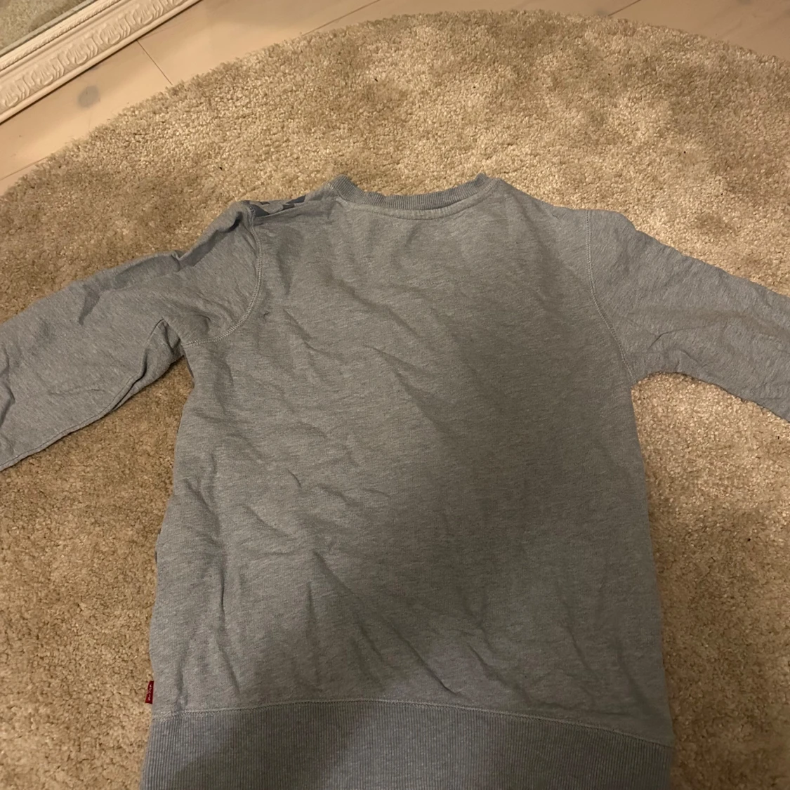 Grå sweatshirt från Levi's med stort tryck - 1