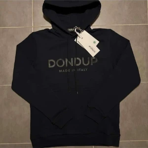 Mörkblå hoodie från Dondup - Säljer en mörkblå hoodie från Dondup. Storlek S passar som S. Är i bra skick. 