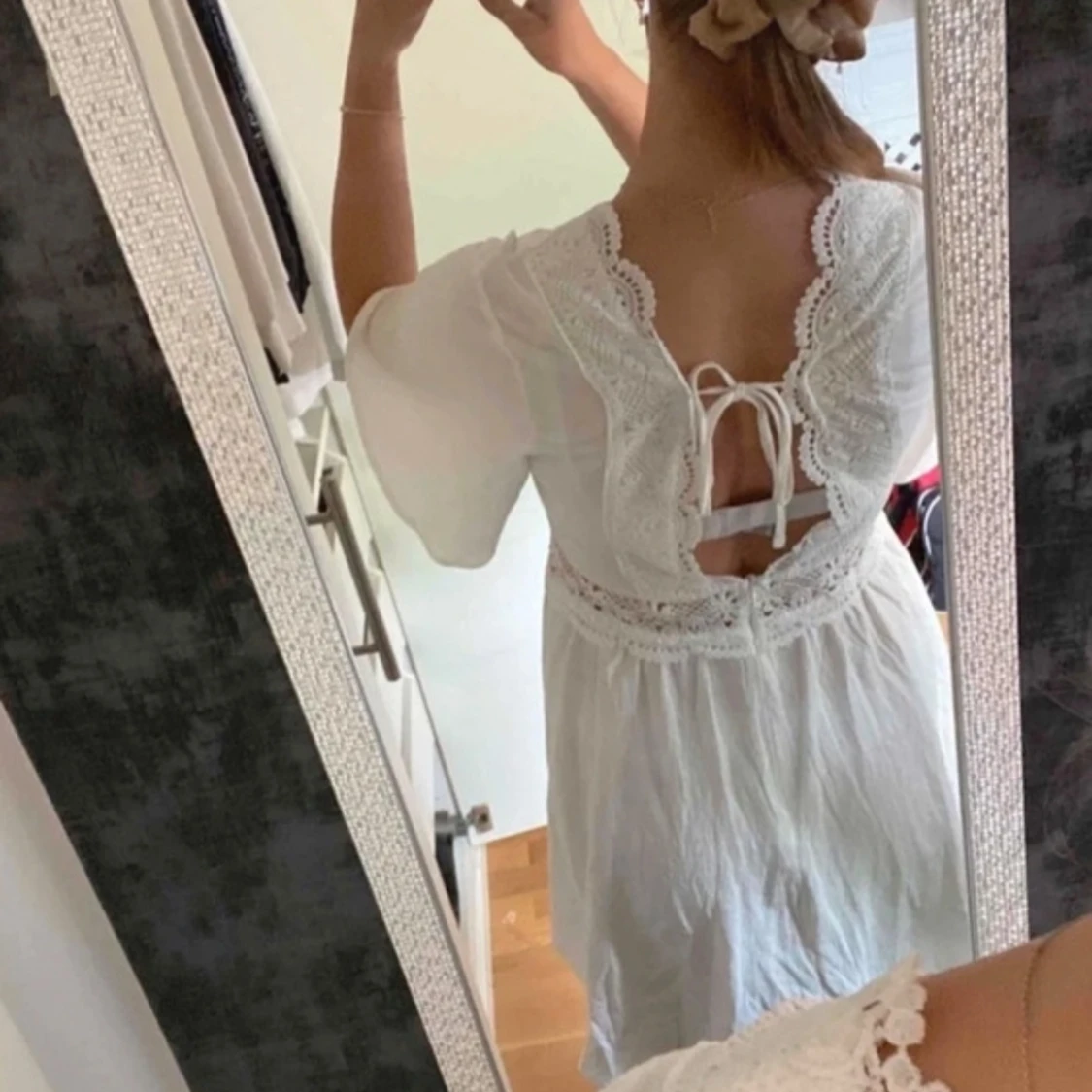 Vit kortklänning med spets och v-ringning - 3
