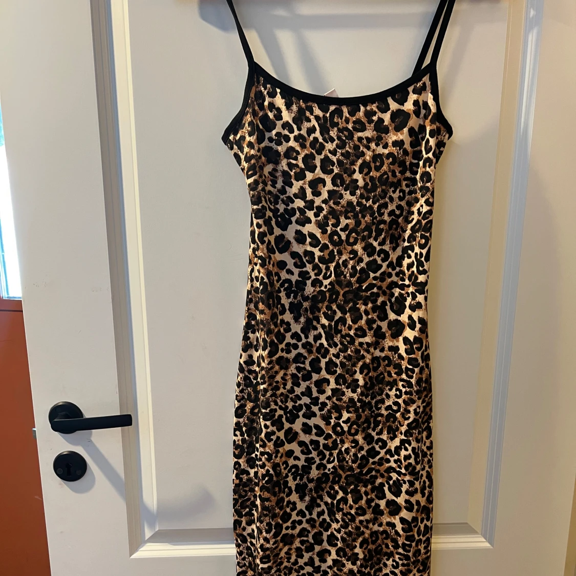 nelly leopardklänning