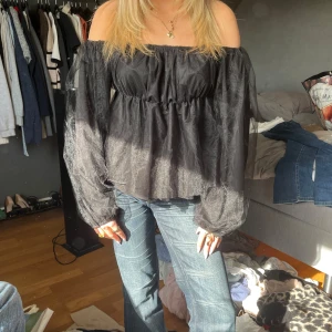  offshoulder blus - Trendig svart offshoulder blus med puffiga ärmar, den är i ett tyllmaterial, super fint skick. Skriv för fler bilder eller frågor💞💞