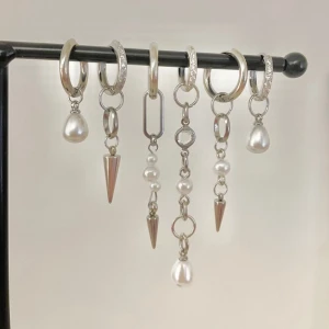 Örhängen - Laika🩷🩷🩷🩷egengjorda örhängen gjorda med kärlek, i rostfritt stål. Säljs parvis men går att kombinera två olika örhängen i ett par.  Örhängen 119 kr/par Örhängen glitter 129 kr/par Vid egna önskemål eller kombination av både glitter och utan är det bara att fråga 