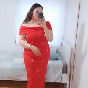 Röd offshoulder långklänning - Säljer en elegant röd långklänning med offshoulder-design och smickrande passform. Klänningen har små dekorativa detaljer framtill och en figurnära siluett som framhäver formerna. Perfekt för speciella tillfällen när du vill sticka ut.