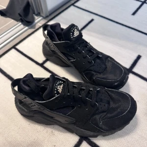 Svarta Nike Air Huarache sneakers - Storlek 40, pris 150 kr.