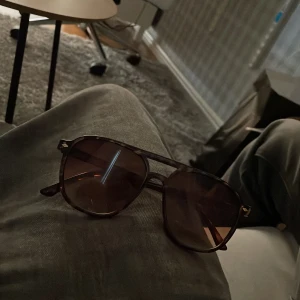 Bruna solglasögon  - Snygga solglasögon med bruna glas. Klassisk pilotform som passar till många stilar. Perfekt accessoar för soliga dagar.