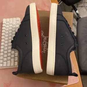 Christian Louboutin - Säljer ett par mörkblåa loubs riktigt feta knappt använda tvättat en gång perfelt nu för sommaren. Fast pris!