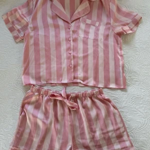 Pyjamas från Primark lookalike Victorias Secret - Pyjamas identisk den från victorias secret, men den är från Primark. Liknar exakt VS Pink Stripes Satin Like Button Up Pyjama Set i storlek S.