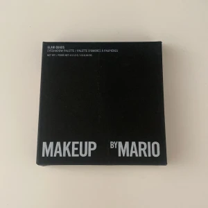 Makeup by Mario  - En ögonskuggspalett ifrån makeup by mario, den är helt oanvänd!! Så absolut nyskick, säljer den då det inte riktigt är min stil☺️i färgerna ”glam quads” nypris  är cirka 300kr!! Pris kan diskuteras :)