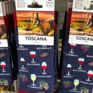 Mörkblå strumpor med vinmotiv från Toscana - Roliga mörkblå strumpor med motiv av vinglas, druvor och vinrelaterade ord som Chianti och Brunello. Färgglada detaljer i rött, vitt, gult och grönt. Perfekt för dig som gillar vin och vill ha något unikt på fötterna.