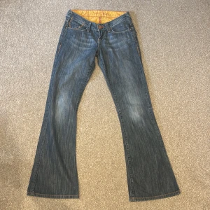 Cross jeans bootcut lågmodjade - Supersnygga jeans från märket cross som har dem bästa jeansen!!!! Bootcut modell och super lågmidjade. Storlek w26 l32 och köpta på Karlaplan loppis så det fanns en fläck som jag inte vet vad det är vid höger lår. Man kan kanske få bort den genom att skrubba eller typ göra ett coolt hål (men den syns inte så mycket) plus lite lösa trådar vid fickorna pga vintage😍disskuterbart pris, mått: midja 35 och innerbenslängd 80 cm!