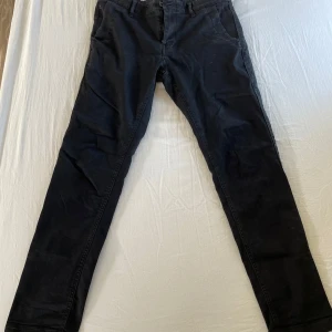 Svarta byxor från G-Star RAW - Säljer ett par svarta byxor från G-Star RAW i storlek 34/32. Byxorna har normal passform, raka ben och klassiska fickor. Fråga gärna på om storleken, och pruta gärna 😃