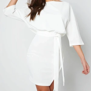 Vit klänning - Jätte fin vit klänning som är perfekt till studenten och sommaren! Endast använd en gång. Original pris 500kr, pris går att diskutera!