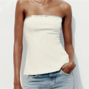 Tubtopp zara - Säljer denna assnygga topp från Zara som är perfekt till alla möjliga tillfällen, både fest och vardags. Den är i bra skick, endast använd några gånger. Säljer då jag har två stycken likadana. Tveka inte att höra av er vid frågor och lägg gärna prisförslag