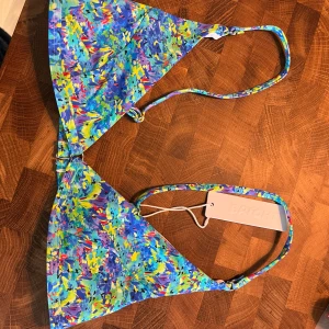 Bright bikini - Super fin bikini från Bright men som tyvärr var för liten. Helt ny bikini med prislapp som är för liten för mig och köpte den under en ”final sale” så går inte att skicka tillbaka. 🍉Bikinin är i storlek S men skulle mer säga att underdelen är som en XS och toppen som en S. Ser gärna att man köper hela settet men om man bara skulle vilja ha en av delarna är det bara att skriva!🫶🏼