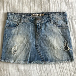 Ljusblå jeanskjol - Säljer denna så snygga jeans kjol från stradivarius! Midjemått: 37cm och höjd: 30cm🥰