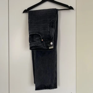 Denim jeans - Stentvättade jeans - Premium Denim från Ginatricot. Använd fåtal gånger så mycket bra skick! Nypris 499kr
