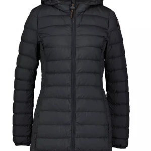 Parajumper irene  - Säljer min parajumper jacka för 500 eftersom att dem är lite trasig 