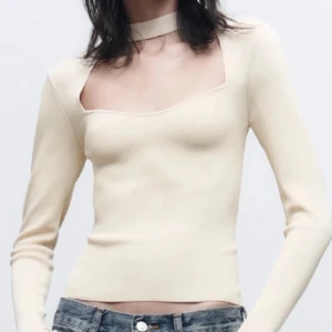 Beige ribbad topp med fyrkantig ringning - Trendig beige topp med lång ärm och fyrkantig ringning. Toppen har endast använts enstaka gånger.