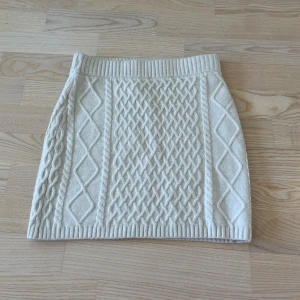 Minikjol - Stickad mönstrad kjol, tight passform. Ny med prislapp kvar.