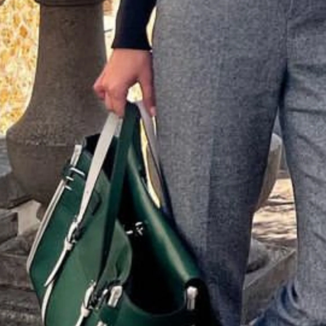 Grön och vit handväska med detaljer - 4