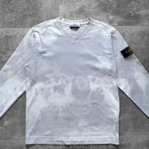 Stone Island Tröja - Super snygg Stone Island tröja inför våren 🍃 Väldigt unik och har ger många komplimanger. Ljusblå i färg med ett ljust mönster, tungt tyg.  Fint skick 🌟 100% Äkta  ✅  Mått 📏  Storlek: M, men passar nog även S Bredd: 53 Längd: 67 Ärm: 60 ‼️‼️ Det finns två små anmärkningar. I första bilden kan man se 2st fläckar om man kollar noga. De syns knappt vid användning, men vill dock upplysa om dem. DM:a för en närbild. ‼️‼️  A52