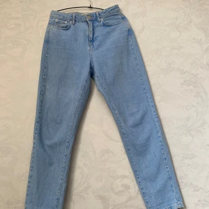 Ljusblå jeansbyxor från Gina Tricot - Säljer ett par ljusblå jeansbyxor från Gina Tricot, raka ben och normal passform. 100% bomull.
